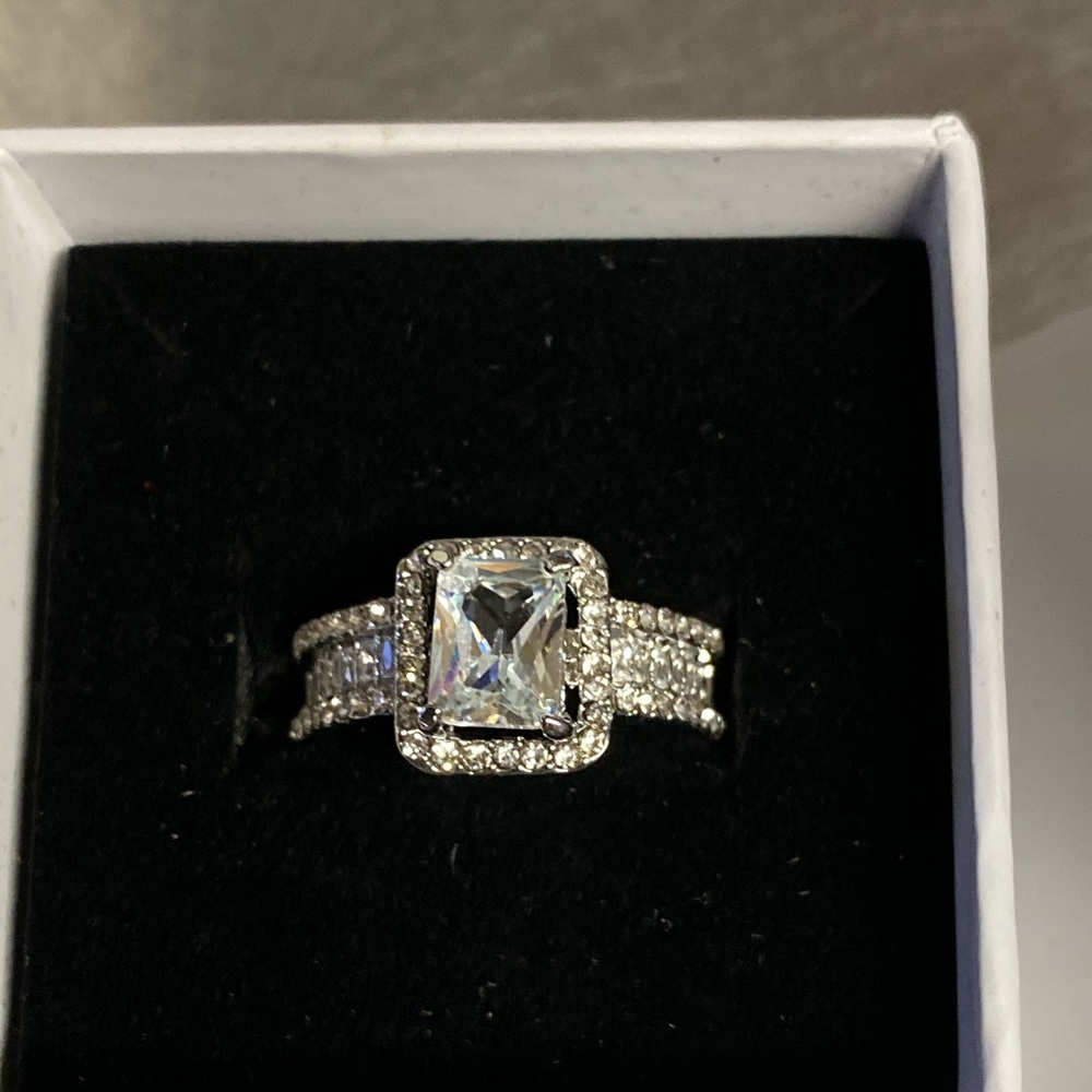 Beautiful Ring - Picture 2 of 9